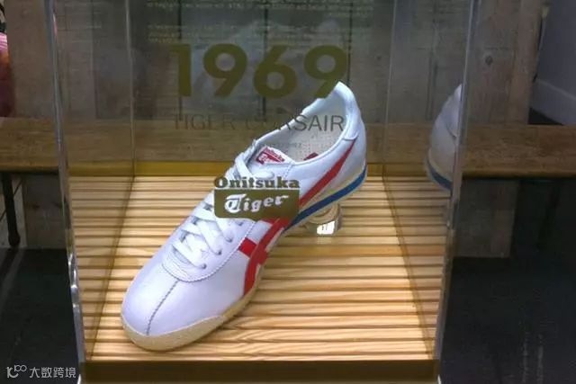 从负债累累的球鞋代理到千亿市值体育帝国，Nike如何草根逆袭 | 深读