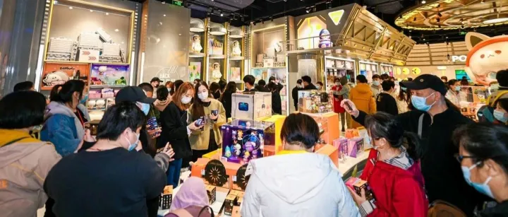 中国潮玩新事：小玩具，大系统