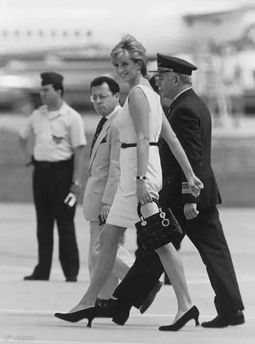 人皆可得的时尚 vs “彻头彻尾的资本主义”：什么才是奢侈品的本质？