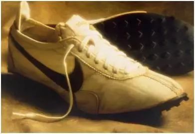 从负债累累的球鞋代理到千亿市值体育帝国，Nike如何草根逆袭 | 深读