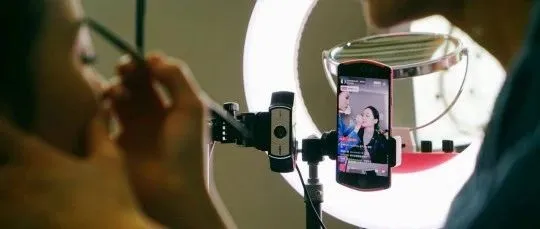 电商直播大战，同台PK的巨头们都亮出了什么“绝技”？