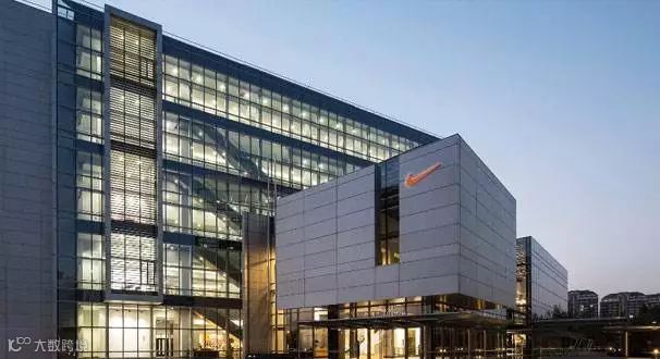 从负债累累的球鞋代理到千亿市值体育帝国，Nike如何草根逆袭 | 深读