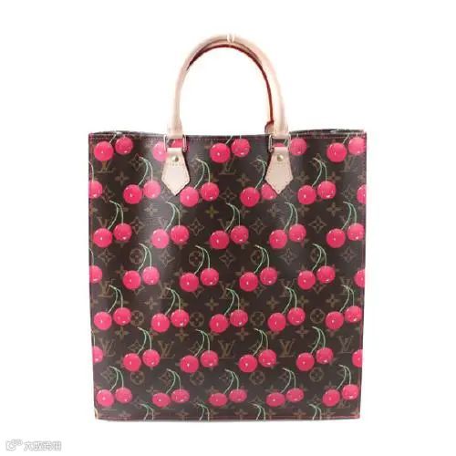 人皆可得的时尚 vs “彻头彻尾的资本主义”：什么才是奢侈品的本质？