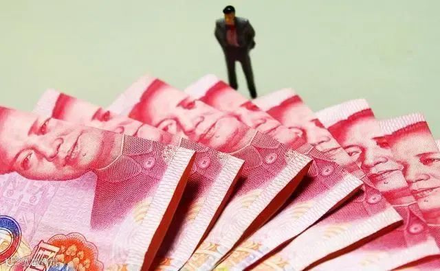 单日跌超400点！人民币汇率失守7.1，创去年11月以来新低！未来怎么走？