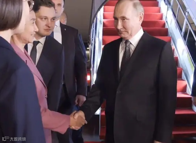 俄罗斯是一个怎样的国家呢?我们该怎么从中寻找商机呢?出口产品到俄罗斯的优势在哪呢?俄罗斯有什么产品可以进口到中国呢?