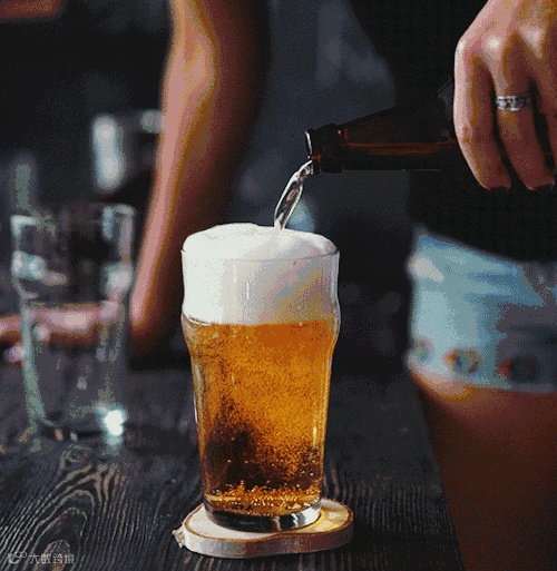 跨境人，来打个样，把‘球’踢进世界杯