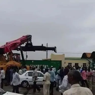 苏丹唯一对外贸易港发生大罢工，愤怒的人群呼吁总统下台