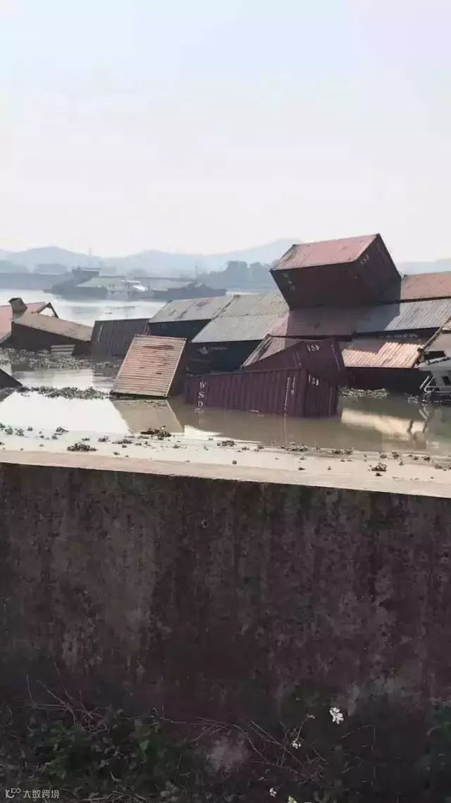 事故丨集装箱驳船和货船相撞，一艘沉没，河面漂的全是货柜箱！