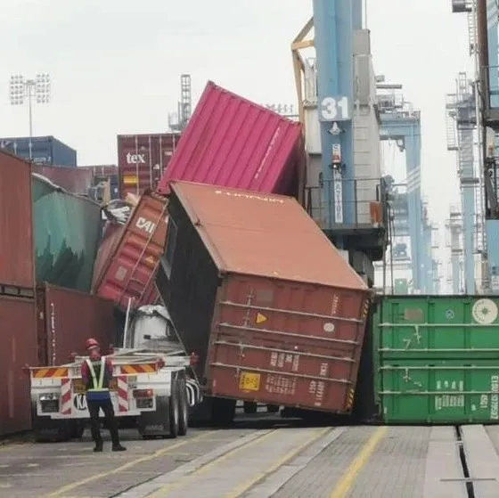 突发！又是龙门吊事故！钢绳断裂集装箱跌落，拖车被砸……