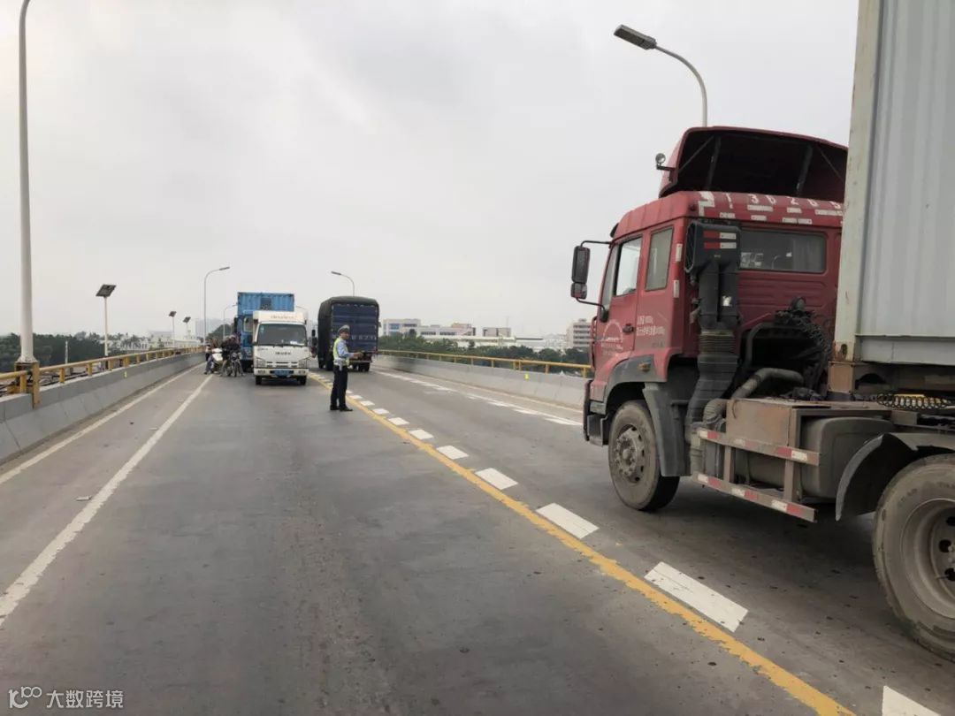 突发丨广州这座桥突然发生塌陷已封桥,外贸货代企业注意拖车绕行!