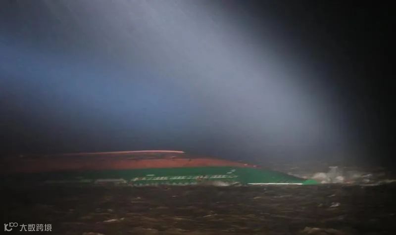 重大突发丨两艘集装箱船相撞,船员遇险超650个集装箱随船沉没,长江口航道紧急封航!