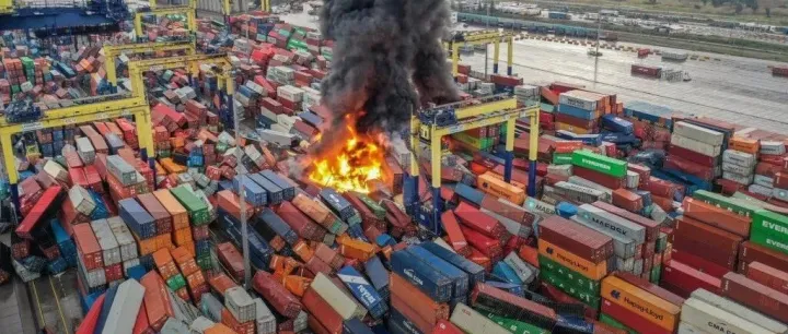 突发7.8级地震！土耳其港口运营中断，堆场集装箱倒塌起火！船公司发布紧急通知