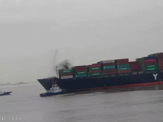 突发!突发!上海港8236TEU集装箱船靠港前突然着火