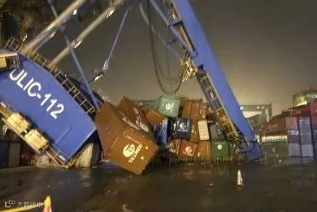 达飞旗下集装箱船撞上码头导致货柜受损船舶被扣，船期已出现严重延误！