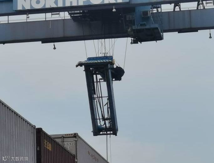 突发!又是龙门吊事故!钢绳断裂集装箱跌落,拖车被砸……