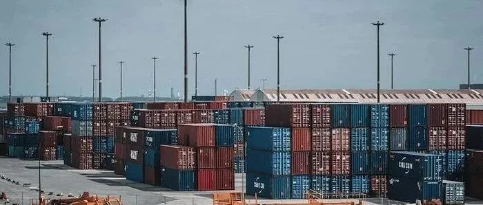 为缓解港口严重拥堵而实行24小时全天候运营的措施，面临严峻挑战