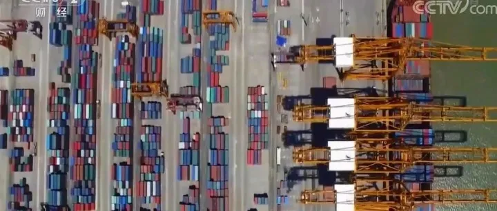 运价继续飙升中，央视再报道：疯狂的箱子涨价近10倍！国内“一箱难求”国外积压严重