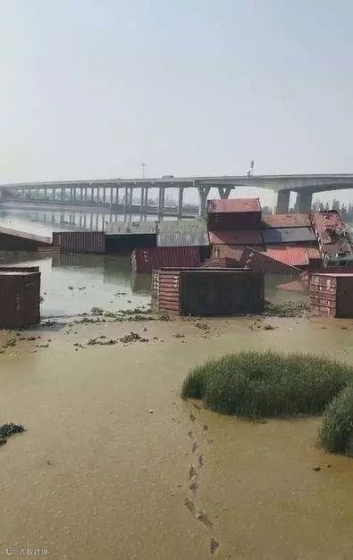 事故丨集装箱驳船和货船相撞，一艘沉没，河面漂的全是货柜箱！