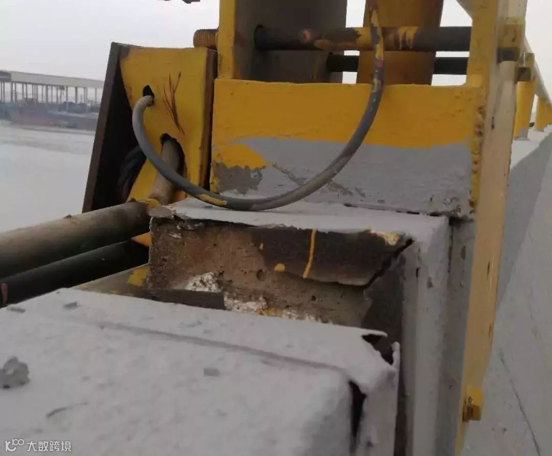 突发丨广州这座桥突然发生塌陷已封桥,外贸货代企业注意拖车绕行!