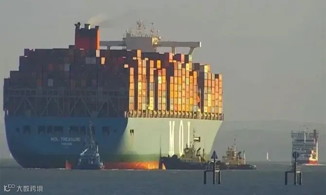 突发！一艘满载中国货物的超大型集装箱船发生故障，船期严重延误