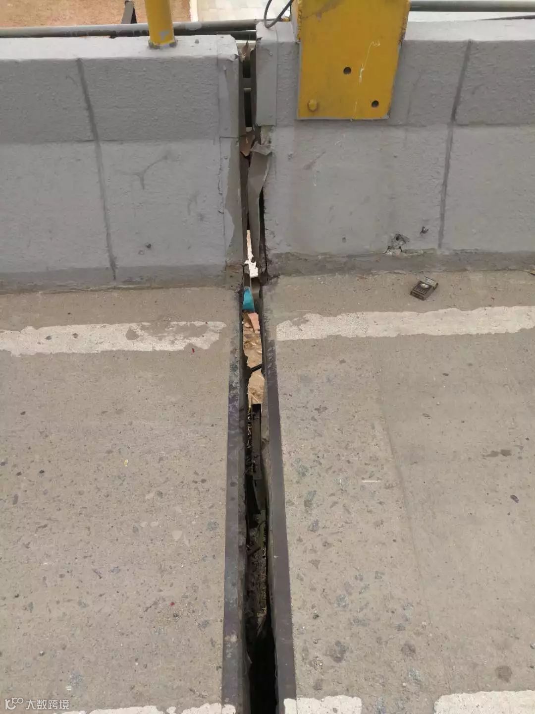 突发丨广州这座桥突然发生塌陷已封桥,外贸货代企业注意拖车绕行!