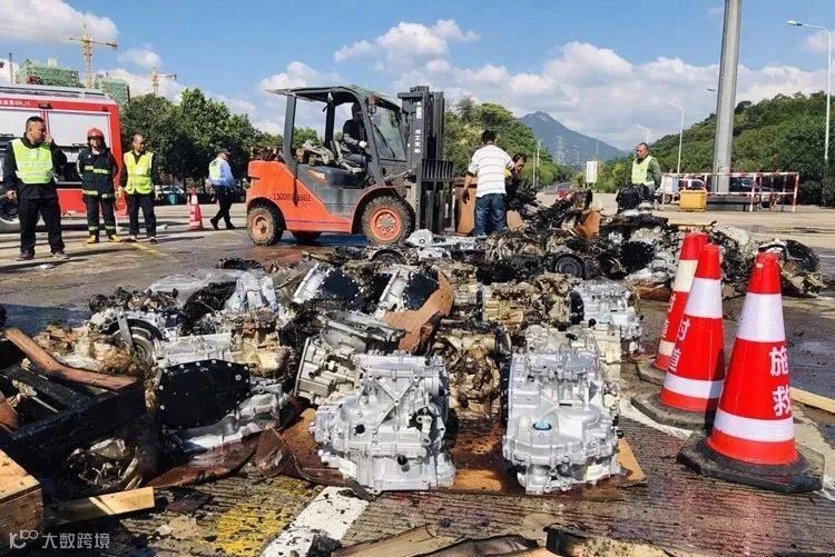 惊险！一集装箱拖车在加油站旁燃烧起火，柜子烧坏价值百万货物受损