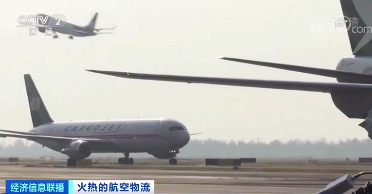 央视：市场空前火爆，空运一舱难求！集装箱运费将持续上涨到年底！