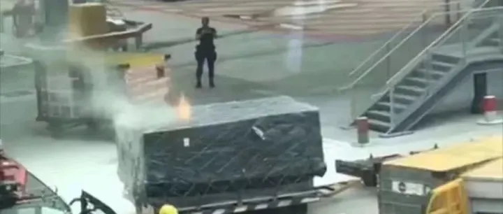 突发丨香港机场再次货板起火事故，旺季出货又见夹带电池危险品？