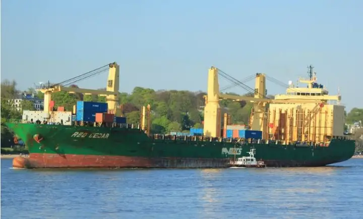 又一起集装箱坠海事故，15个集装箱坠落海中！