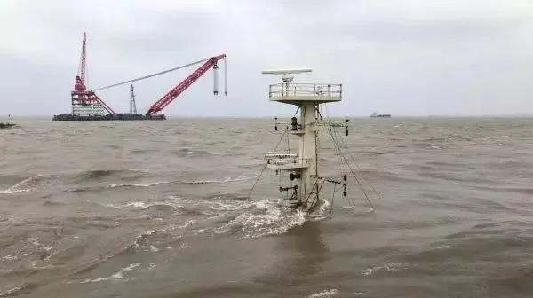 突发丨上海今晨发生沉船事故：海警连夜搜救，3人获救10人失踪，已派潜水员下水探摸