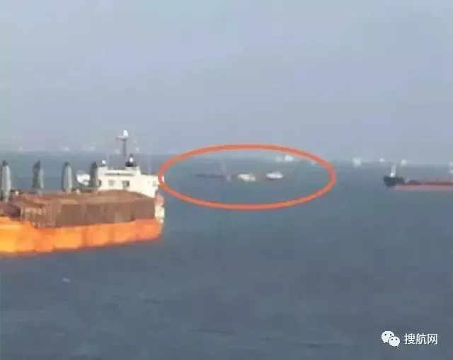突发丨长江发生撞船事故，一艘270Teu集装箱船沉没！航道管制集装箱漂浮水面