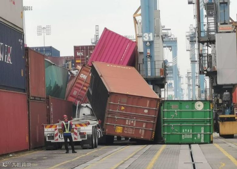 突发!又是龙门吊事故!钢绳断裂集装箱跌落,拖车被砸……