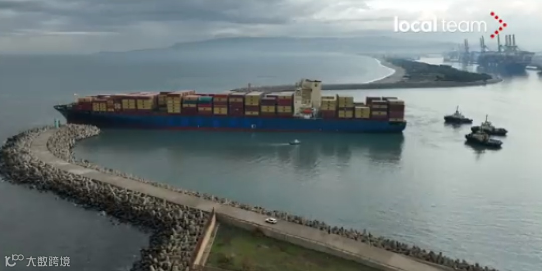 突发！一大型集装箱船搁浅，阻断港口通行；另一前往中国的货轮在苏伊士运河搁浅