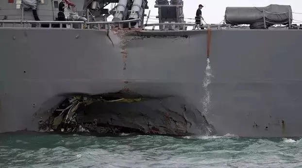 这个周末不太平，驳船事故致31集装箱落水！美驱逐舰再次发生撞船事故！！
