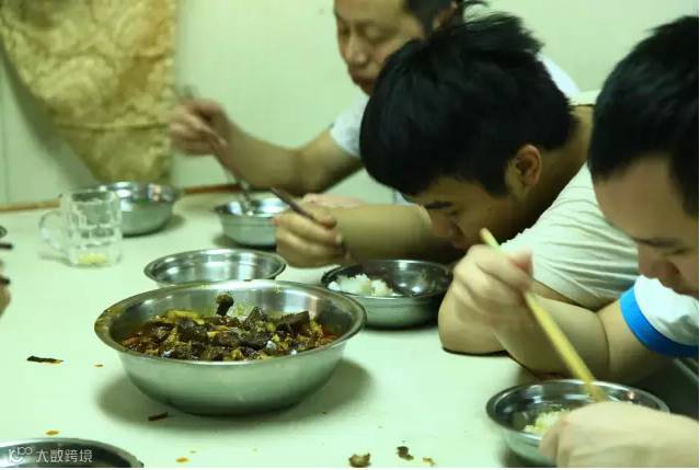 头条丨昨有中国老兵被印度滞留50多年,今有23名中国船员被印度扣押50多天食物短缺情况告急!