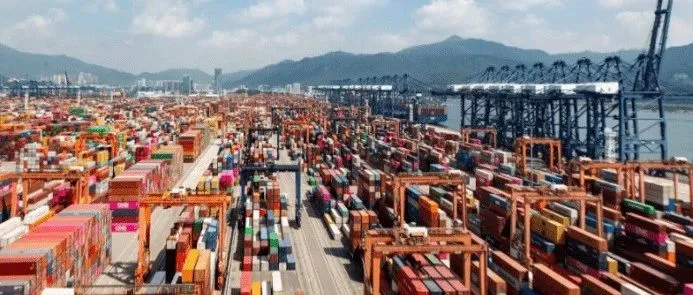 消费需求放缓，商品库存积压，美国最大仓库区爆满！