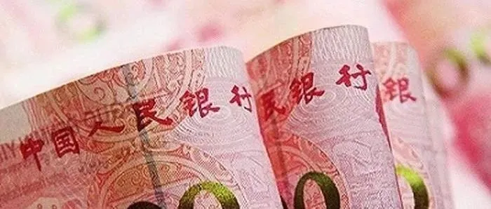 央行出手维稳，人民币止跌拉升！受英美经济制裁影响，一银行宣布破产