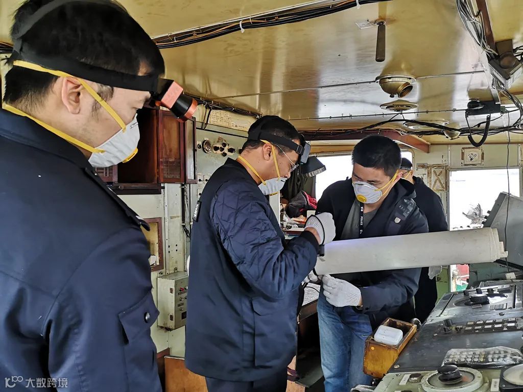 48个集装箱1388吨冻品，这次连人带船全部查扣了！（附视频）