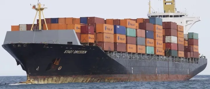 集装箱船上发现九名偷渡者，希腊警方已抓捕他们。