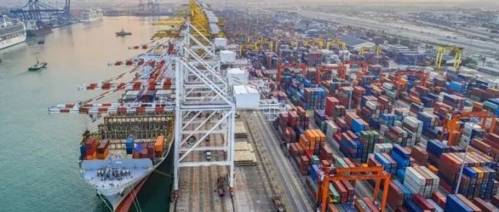 货运需求急剧增长远超全球集装箱港口运力，供应链中断和运价飙升何时结束？