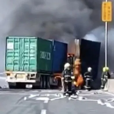 突发！6辆集装箱卡车相撞！现场浓烟滚滚，道路一度封闭