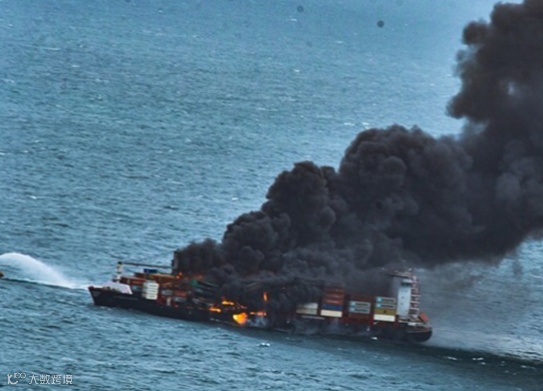 惨！集装箱船连烧5天后爆炸！箱子被大火灾吞噬还有8个落海，已宣布共同海损！