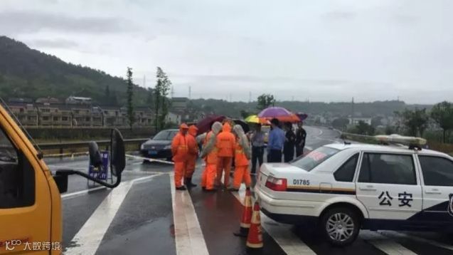 突发!集装箱货车撞坏桥墩,道路将被迫封闭一个月!事故原因又是钢卷捆扎不规范?(附视频)