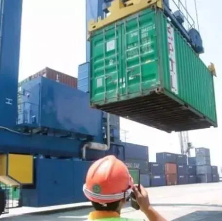 事故丨印尼雅加达港口一码头工人作业时遇难