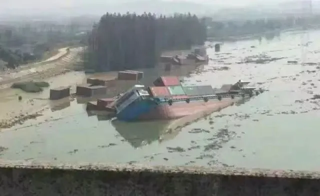 事故丨集装箱驳船和货船相撞，一艘沉没，河面漂的全是货柜箱！