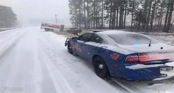 暴风雪来袭！航班取消港口停航公路封锁，美国东部气候恶劣如火星！