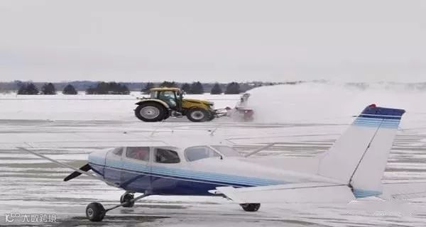 暴风雪来袭！航班取消港口停航公路封锁，美国东部气候恶劣如火星！