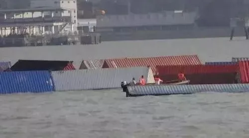 突发丨24个集装箱从不莱梅运往鹿特丹途中落水，部分货柜已进水沉没！