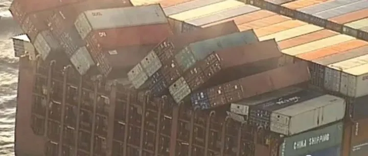 突发，中远海运旗下一集装箱船疑似起火并发生集装箱坠海，曾挂靠多个国内重要港口！