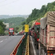 即日起，全国联网收费公路恢复“落杆”状态，高速公路仍将继续免费